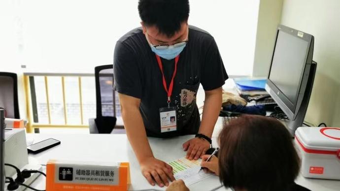 1万多元的进口护理床每天只要8元即可使用,上海这个区老人可租赁康复